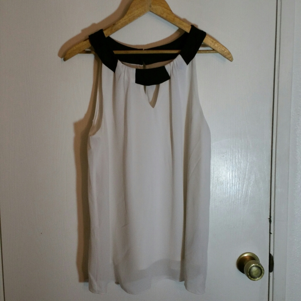IZ Byer white & black sleeveless cutout blouse